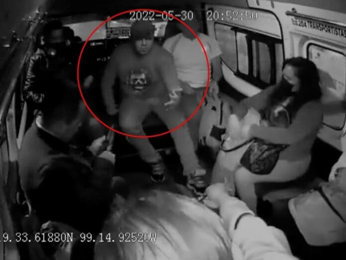 Pasajeros de combi someten a asaltante y le dan con todo