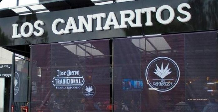 Los meseros de un bar en Cholula, Puebla golpearon a unos clientes luego que una joven los señaló por un supuesto acoso. Foto: Redes sociales