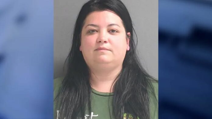 Joven se aumenta el sueldo sin que su jefe se entere, remodeló la casa y fue a restaurantes