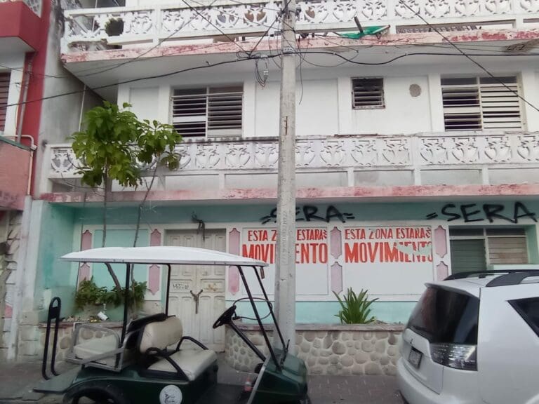 Mal estado de postes de la CFE ponen en alerta a habitantes de Isla Mujeres