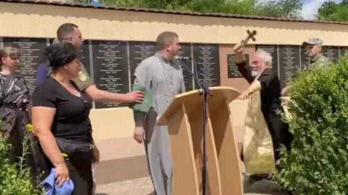 VIDEO: Sacerdote ruso ataca con un crucifijo a cura ucraniano durante una misa