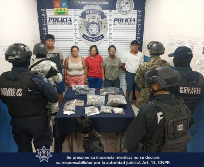 De nueva cuenta la Unidad Canina de Solidaridad ha logrado la detención de cinco sujetos, a quienes les encontraron dosis de droga.