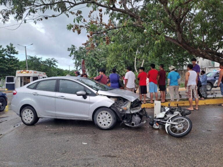 Vehículo arrolla a motociclista y le provoca una fractura expuesta, en Playa del Carmen
