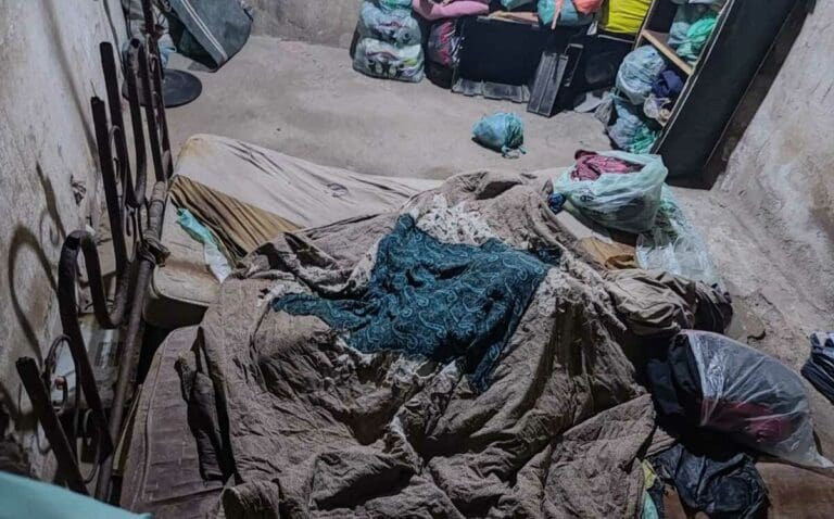 Rescatan a mujer y sus dos hijos, estuvieron presos en su casa por 17 años