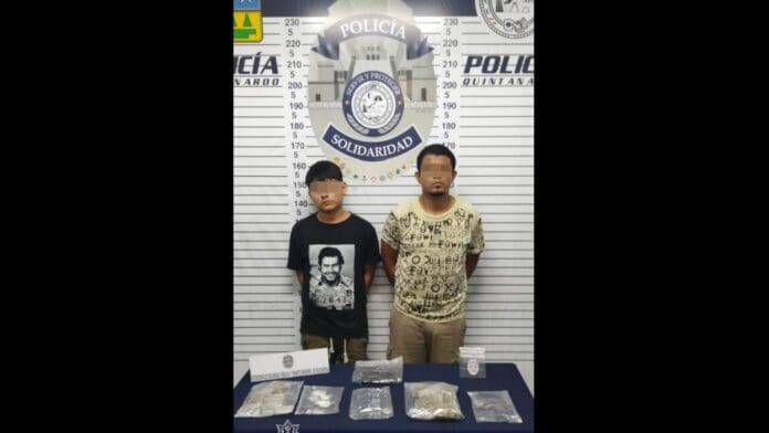 Capturan infraganti a narcomenudistas intercambiando drogas en Playa del Carmen