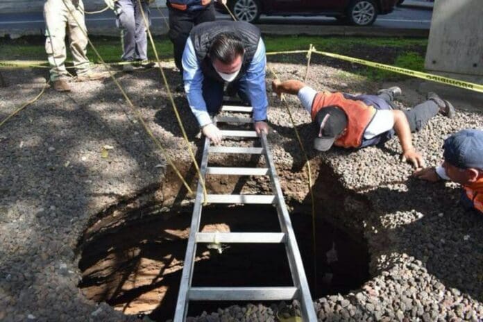 Aparece socavón de 11 metros de profundidad en Cdmx