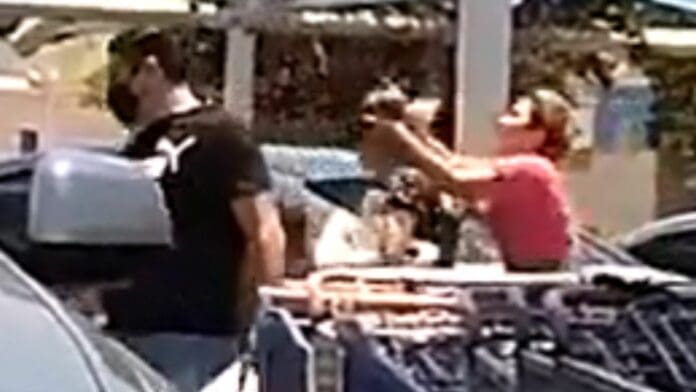 Mujer sorprende a su esposo con la amante y la enfrenta delante de sus hijos