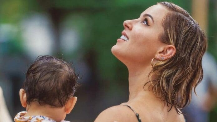 Mariana Rodríguez corre y salta bajo la lluvia tras meses de sequía en Nuevo León