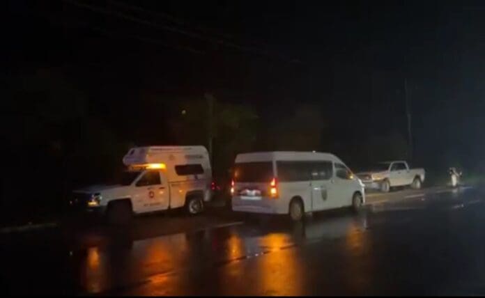 Abandonan tráiler con cientos de migrantes en el sur de Veracruz