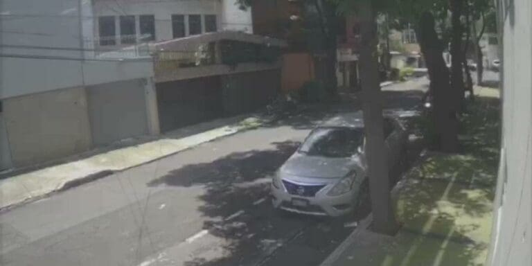 Conductor persigue y atropella a ladrones que le robaron 100 mil pesos en CDMX