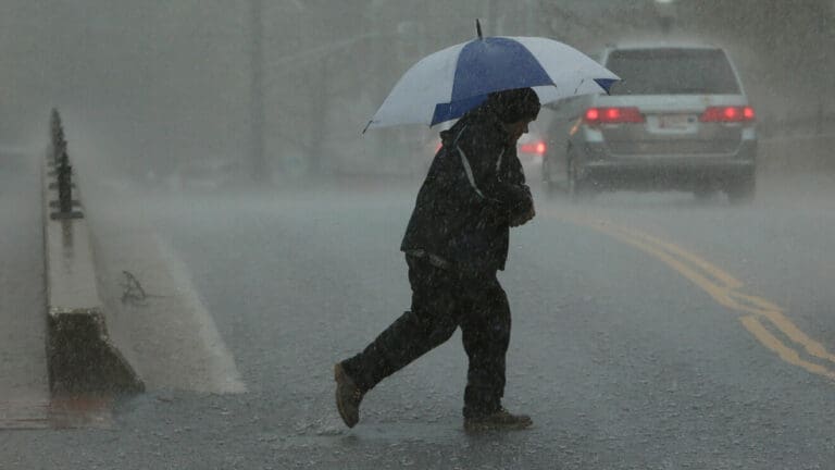 Celebran en Monterrey: Llueve tras meses de sequía y fuerte crisis por agua