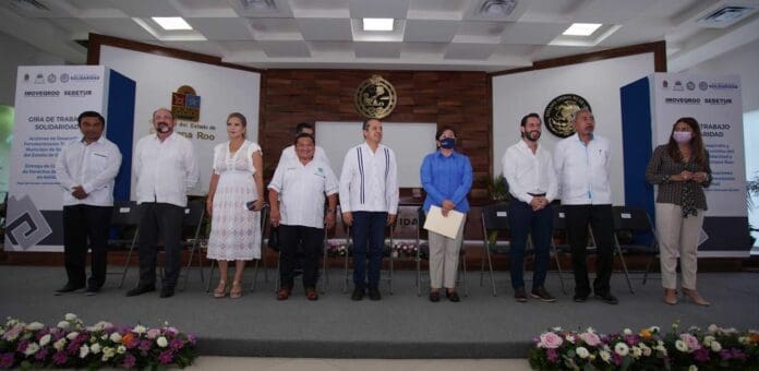 Carlos Joaquín entrega obras viales, certificados a taxistas y sellos de calidad turística a solidarenses