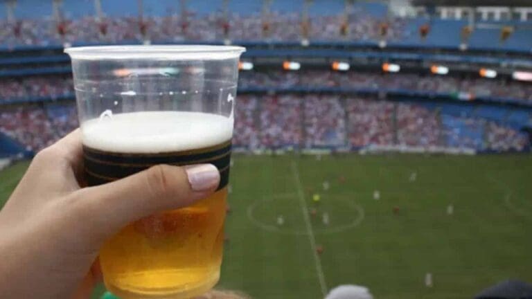¡ASÍ NO! La 4T buscará prohibir la venta de cerveza en los estadios
