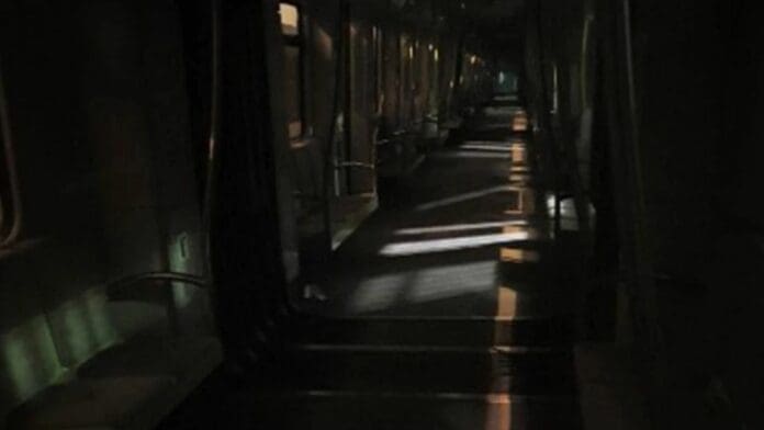Joven se queda dormido en el metro y termina encerrado a oscuras: 'nadie viene'