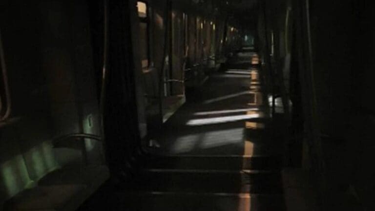 Joven se queda dormido en el metro y termina encerrado a oscuras: ‘nadie viene’