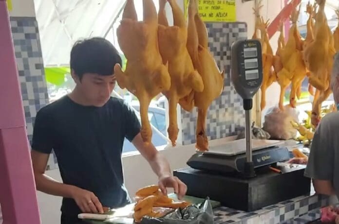 VIDEO: Pollería ofrece curso de verano para adolescentes y se vuelve viral