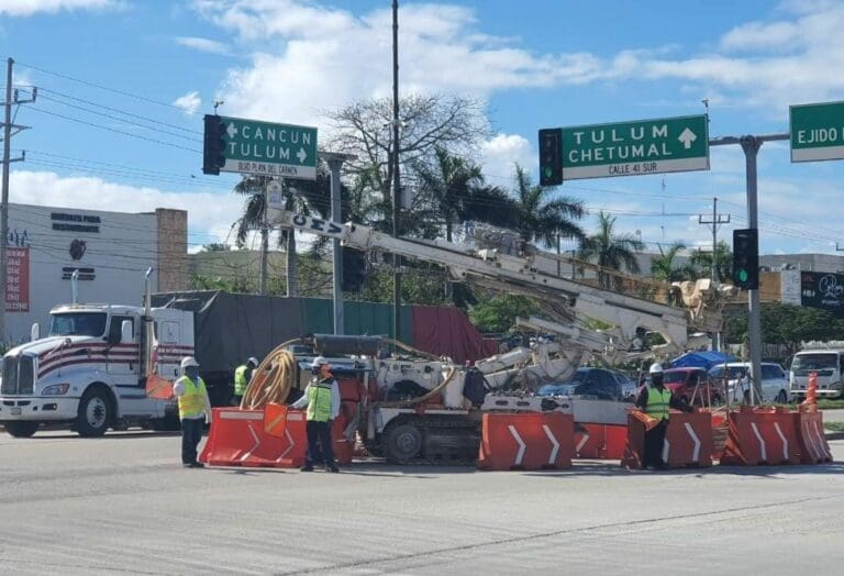 El tiempo pasa y la carretera afectada por los trabajos previos del Tren Maya en Playa del Carmen sigue sin ser reparada.