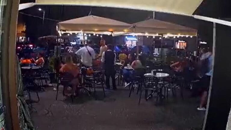 Video: Ladrón roba un reloj, ve que es imitación y lo devuelve