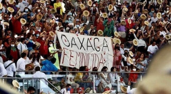 La saxofonista María Elena Ríos protestó en la Guelaguetza ya que su agresor sigue libre e impune. Y los policías la sacaron del evento.