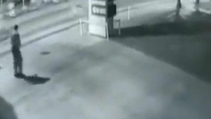 Guardia le quitó la vida a un joven que quiso orinar en un poste: cámaras captaron el hecho