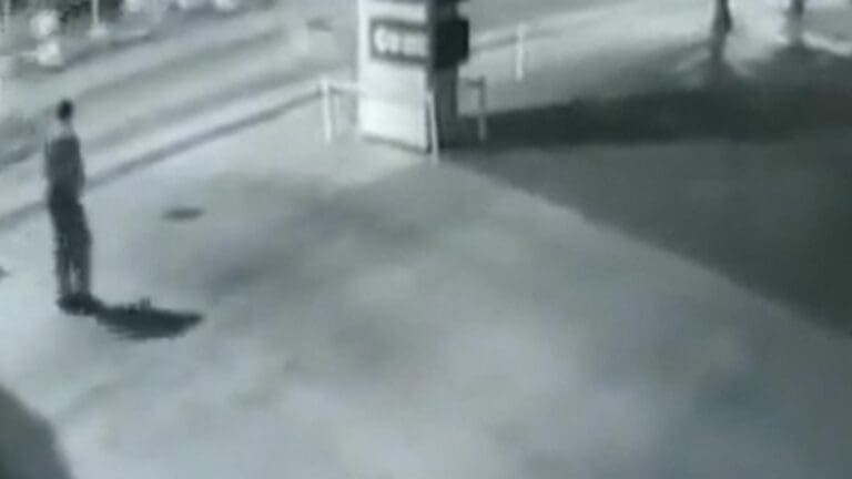 Guardia le quitó la vida a un joven que quiso orinar en un poste: cámaras captaron el hecho