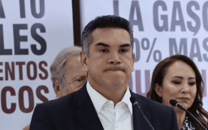 VIDEO: Alito Moreno denuncia intimidación por parte de agentes de Migración en el AICM