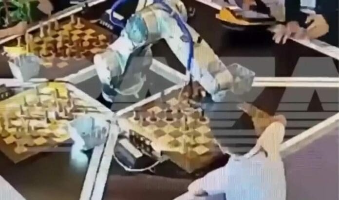 Un robot le rompió el dedo a un niño de solo 7 años de edad mientras disputaban una partida de ajedrez; el tema causa polémica