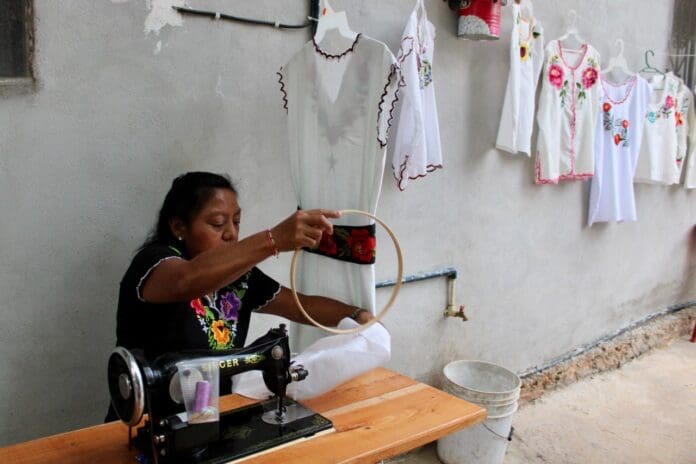 Mejoran las condiciones productivas y comerciales de mujeres artesanas de Leona Vicario