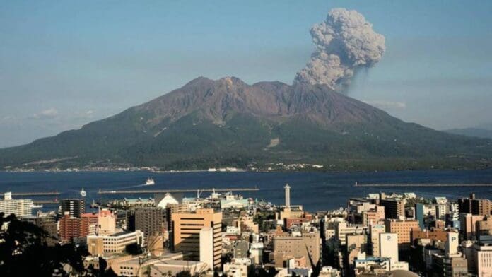 Las imágenes de la erupción del volcán Sakurajima que elevó la alerta al máximo en Japón.