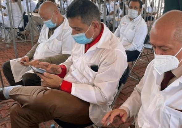 López Obrador presenta a primeros médicos cubanos, quienes empiezan actividades en Nayarit