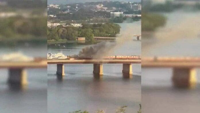 Tren en Boston genera pánico al incendiarse mientras circulaba por un puente