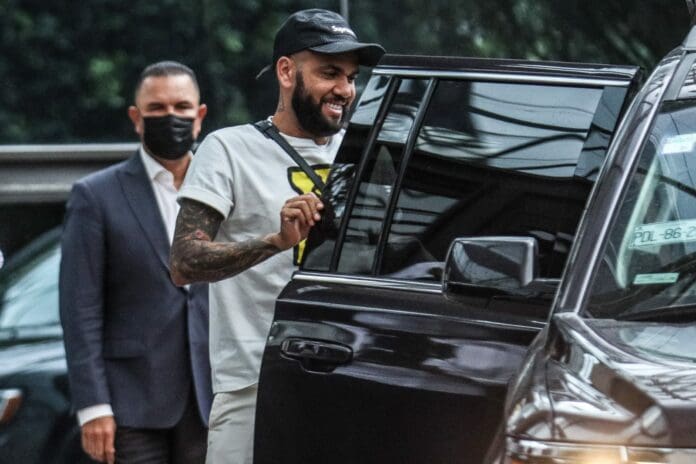 Video Dani Alves ya está en México; asegura que viene a ser campeón con Pumas