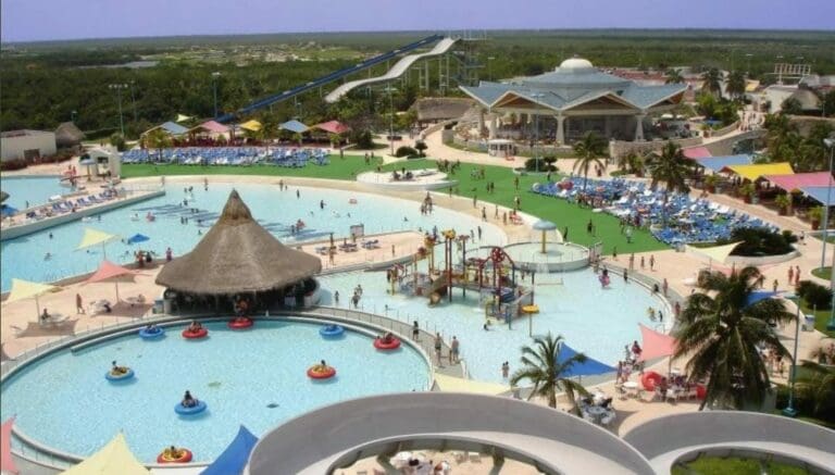 Niño se electrocuta en alberca del parque Ventura Park de Cancún