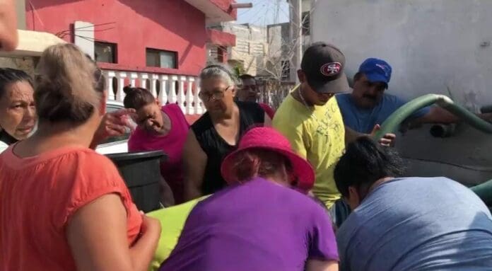 En algunas colonias de Monterrey hay quienes han pasado de 20 a 30 días sin agua; eso ha generado peleas cuando llegan las pipas.