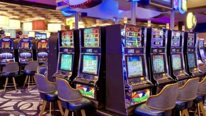 Joven hispano gana más de 200 mil pesos en un casino y lo amenazan con arrestarlo