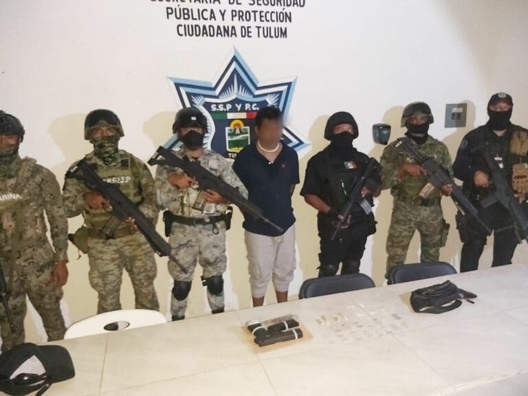 Detienen a sujeto armado y con presunta droga en Tulum