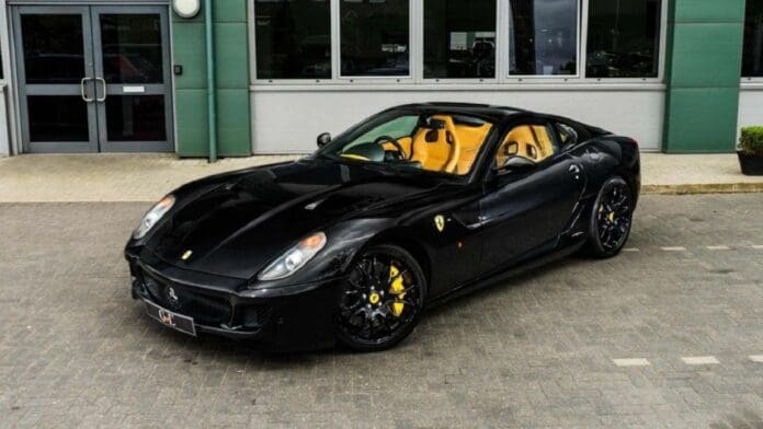 Hombre entrega vehículos de lujo a cambio de plaza en la Aduana y es estafado