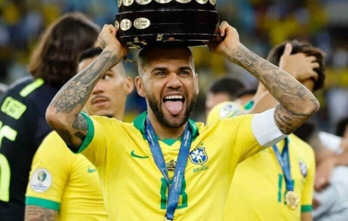 Dani Alves mandó guiños a la afición de Pumas mientras hay medios que aseguran que sí vendrá a la Liga MX. Pero nada es seguro.