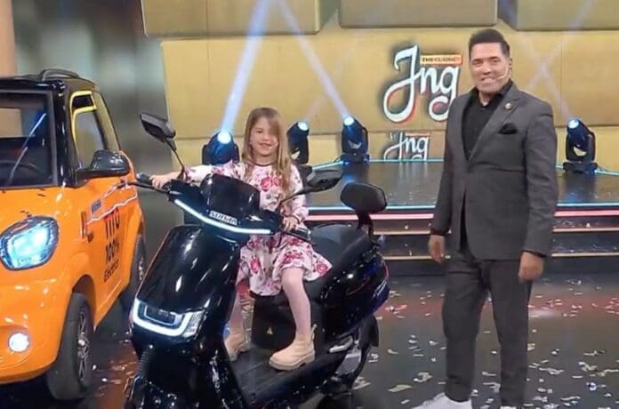 Niña aceleró una moto en vivo y todo se salió de control
