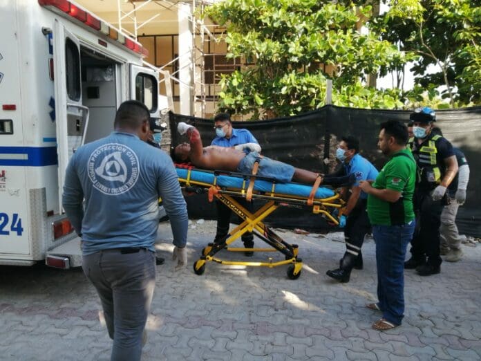 SOBREVIVE: Recibe descarga eléctrica y cae a cinco metros de altura en Akumal