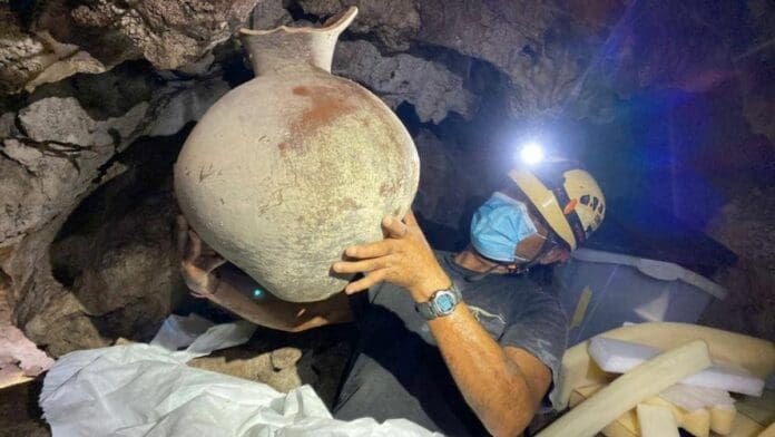 El INAH recupera una vasija maya completa de una cueva de Playa del Carmen