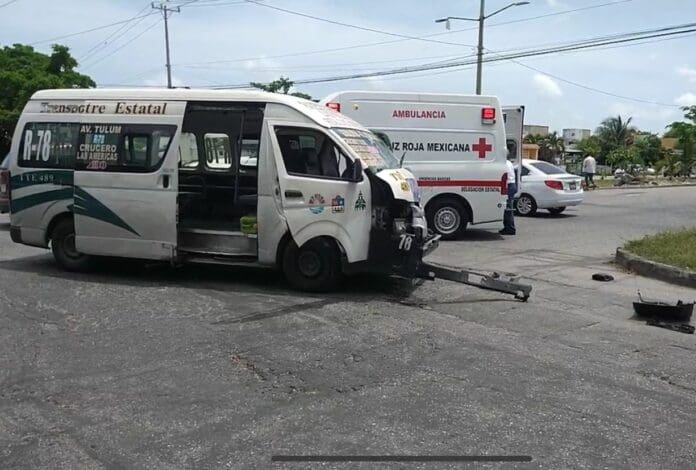 Choque entre combi y camioneta deja 11 heridos, entre ellos una mujer embarazada, en Cancún