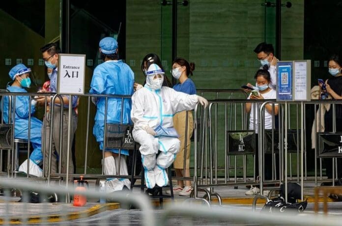 China ofrece disculpa por violencia al allanar viviendas para desinfectarlas de Covid