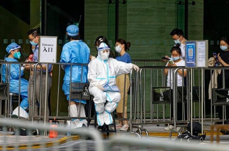 China ofrece disculpa por violencia al allanar viviendas para desinfectarlas de Covid