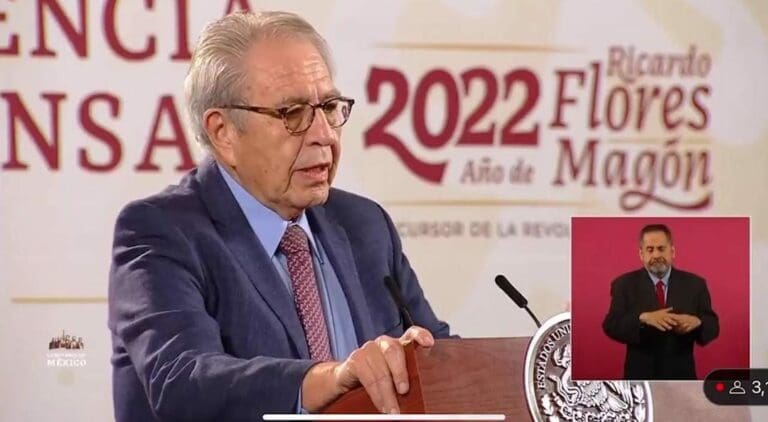 Hay quienes piden que se suspenda el servicio social de médicos por la inseguridad, pero Jorge Alcocer dice que continuará.