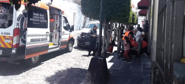 Una mujer dio a luz este domingo en calles del centro histórico de la ciudad de Puebla; por fortuna ella y la bebé se encuentran bien de salud.