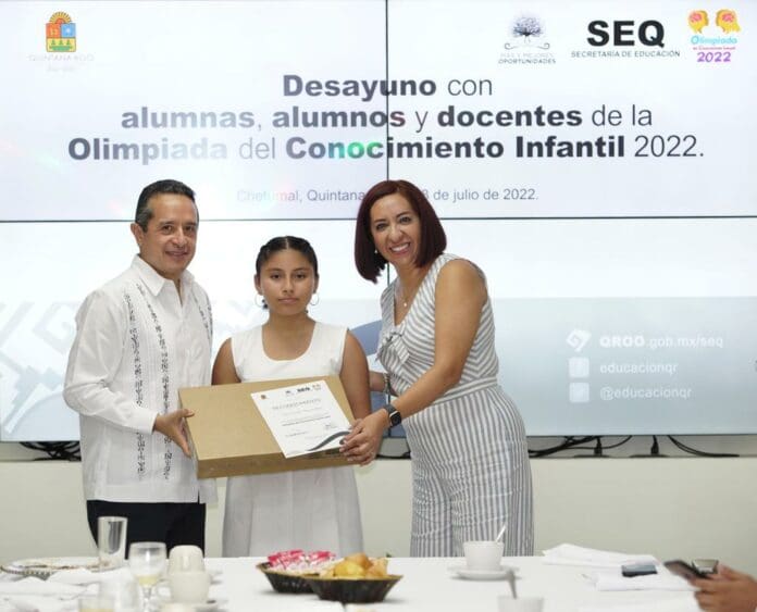 Carlos Joaquín premia el esfuerzo de los ganadores de la Olimpiada del Conocimiento Infantil 2022