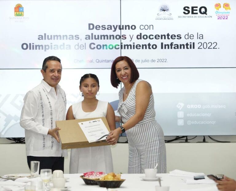 Carlos Joaquín premia el esfuerzo de los ganadores de la Olimpiada del Conocimiento Infantil 2022
