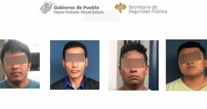 Unos 251 migrantes fueron rescatados; los llevaban a bordo de dos autobuses. Se detuvo a cuatro 