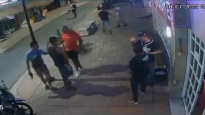 Marino dispara afuera de bar en Cozumel; es detenido, pero de inmediato liberadoMarino dispara afuera de bar en Cozumel; es detenido, pero de inmediato liberado